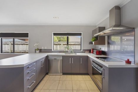 Photo of property in 19 Percy Kinsman Crescent, Riverstone Terraces, Upper Hutt, 5018