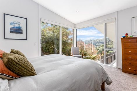 Photo of property in 4 Francis Bell Grove, Lowry Bay, Lower Hutt, 5013