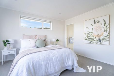 Photo of property in 10 Cromwell Point, Newlands, Wellington, 6037