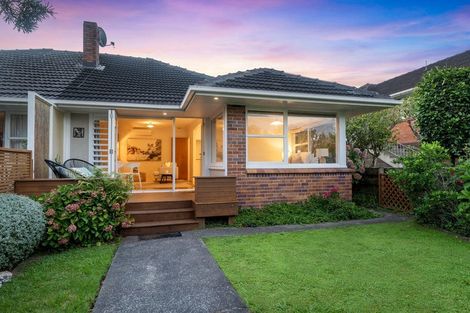 Photo of property in 1/5 Dudding Avenue, Northcote, Auckland, 0627