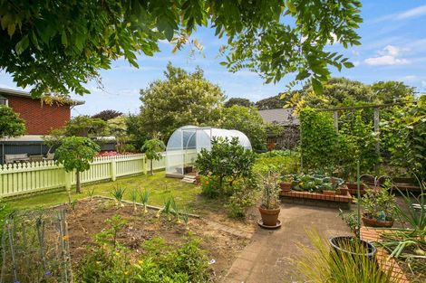 Photo of property in 10 Hoyle Place, New Plymouth, 4310