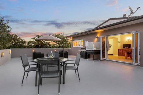 Photo of property in 873 Waitakere Road, Kumeu, 0891