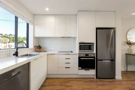 Photo of property in 2/2 Stone Street, Miramar, Wellington, 6022