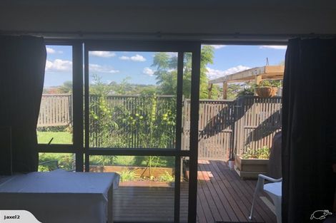 Photo of property in 29 Deverell Place, Northcross, Auckland, 0632