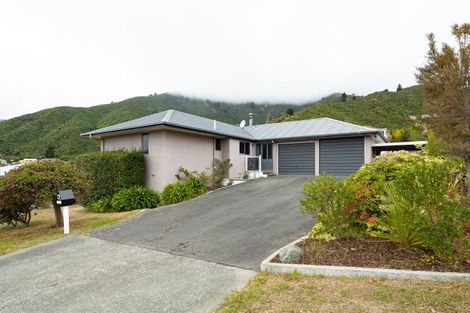 Photo of property in 68 Moana View Road, Waikawa, Picton, 7220