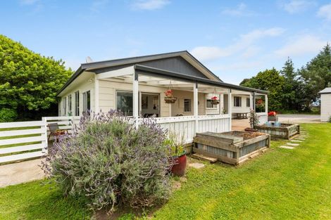 Photo of property in 178 Waikawa Beach Road, Manakau, Levin, 5573