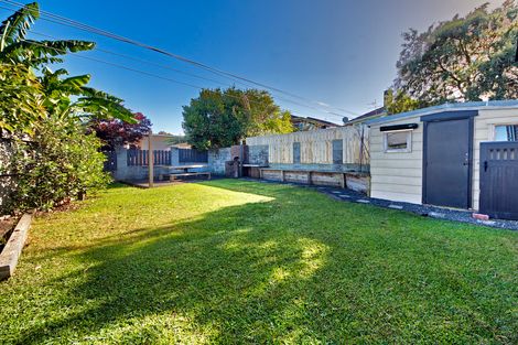 Photo of property in 20 Tauhara Street, Green Bay, Auckland, 0604