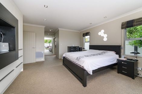 Photo of property in 1 Tennyson Avenue, Kelvin Grove, Palmerston North, 4414