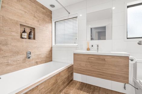 Photo of property in 11 Moffat Road, Red Beach, 0932