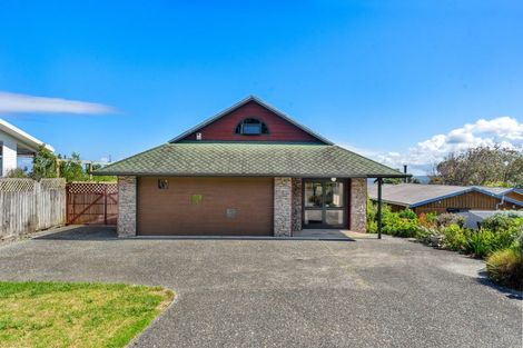 Photo of property in 73 Waitea Road, Muriwai, Waimauku, 0881