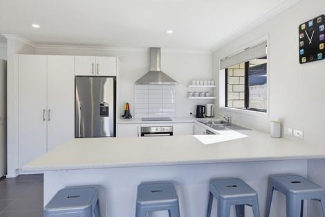 Photo of property in 6 Mooring Close, Whitby, Porirua, 5024
