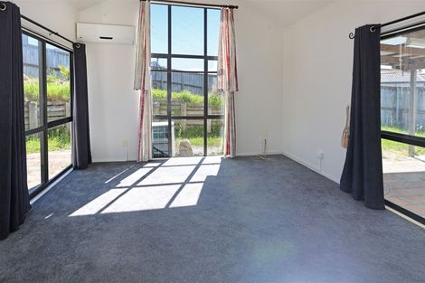 Photo of property in 74 Hetherington Road, Ranui, Auckland, 0612