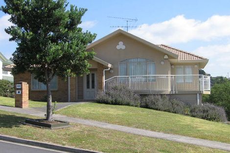Photo of property in 10 Woodridge Avenue, Northcross, Auckland, 0630