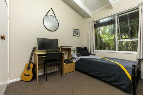 Photo of property in 16 Napuka Road, Henderson Valley, Auckland, 0612