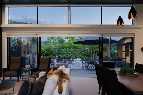 Photo of property in 8 Spring Hill Road, Kelvin Heights, Queenstown, 9300