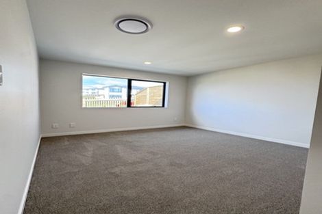 Photo of property in 130 Skulander Crescent, Orewa, 0931