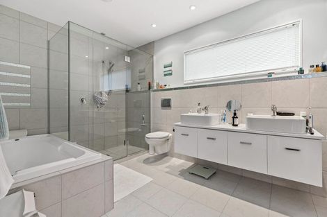 Photo of property in 32 Cherub Place, West Harbour, Auckland, 0618