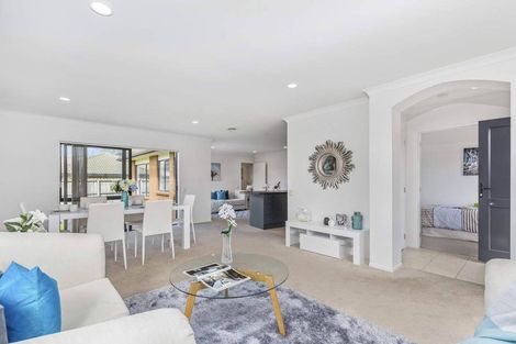 Photo of property in 18 Ballydonegan Rise, East Tamaki, Auckland, 2013