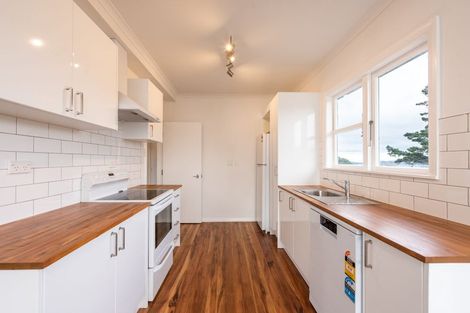 Photo of property in 20 Miles Crescent, Newlands, Wellington, 6037