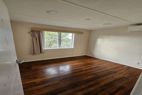 Photo of property in 7 Balmain Street, Newlands, Wellington, 6037