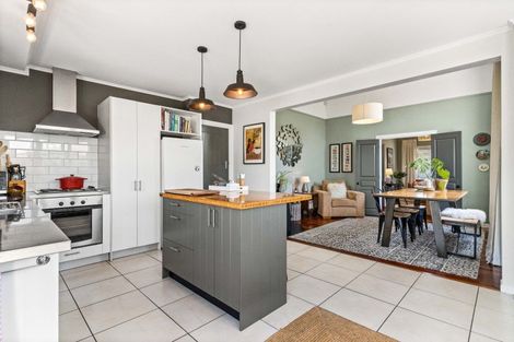 Photo of property in 2 Seddon Street, Carterton, 5713