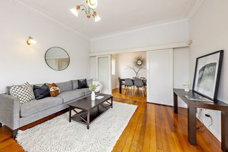 Photo of property in 14 Waiohua Road, Greenlane, Auckland, 1061