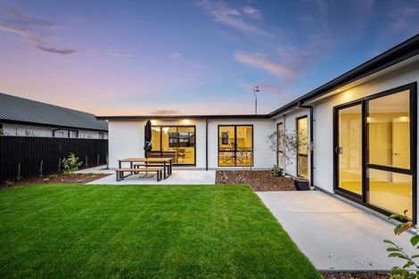Photo of property in 14 Pembrook Close, Rangiora, 7400