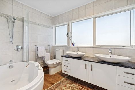 Photo of property in 493 East Coast Road, Murrays Bay, Auckland, 0630