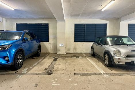 Photo of property in 17 Kent Terrace - Kent Apartments, 3e/16 Kent Terrace, Mount Victoria, Wellington, 6011