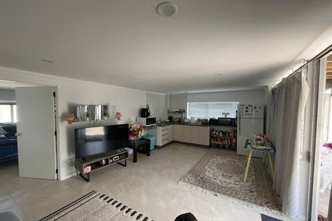 Photo of property in 2/1004 East Coast Road, Northcross, Auckland, 0630