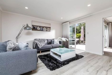 Photo of property in 22 Syd Grant Crescent, Orewa, 0931