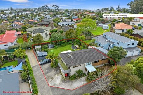 Photo of property in 1/2c Sunnynook Road, Sunnynook, Auckland, 0620
