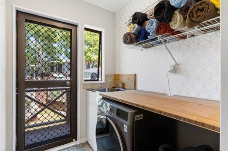 Photo of property in 28 Meadowvale Rise, Titirangi, Auckland, 0604