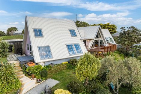 Photo of property in 112 Gloaming Hill, Titahi Bay, Porirua, 5022