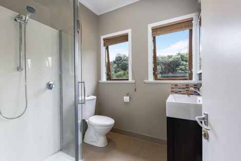 Photo of property in 33 Glenesk Road, Piha, New Lynn, 0772