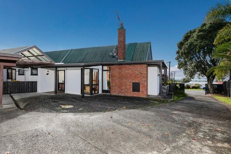 Photo of property in 15 Fairlea Road, Te Atatu South, Auckland, 0610