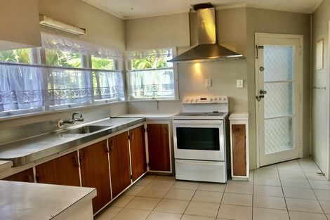 Photo of property in 71 Lawrence Crescent, Hillpark, Auckland, 2102