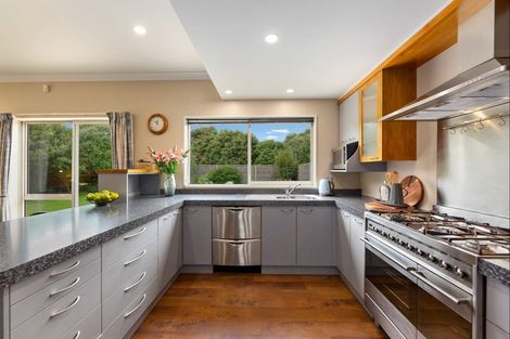 Photo of property in 100 Willowview Drive, Redwood, Christchurch, 8051