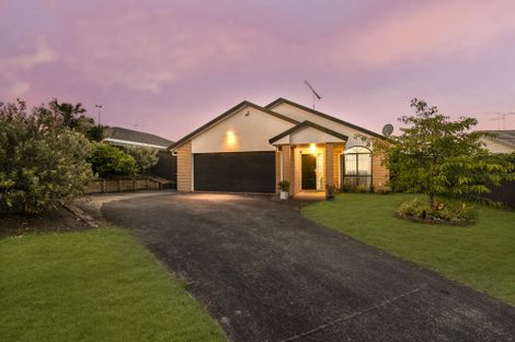 Photo of property in 32 Randwick Place, Randwick Park, Auckland, 2105