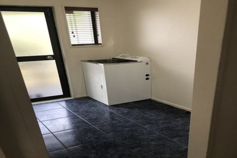 Photo of property in 3 Thalia Place, Totara Vale, Auckland, 0629