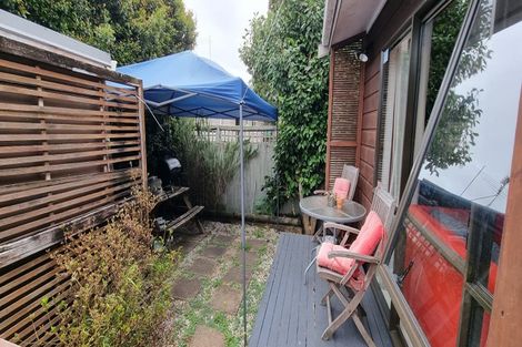 Photo of property in 2/5 September Place, Forrest Hill, Auckland, 0620