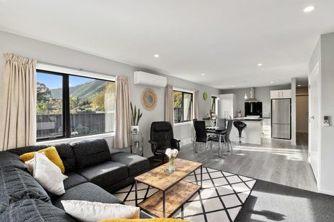 Photo of property in 25 Mahia Lane, Waikanae, 5036