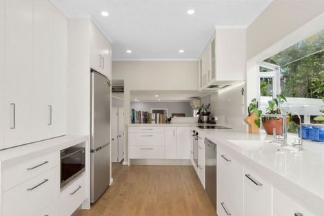 Photo of property in 2/10 Landsberg Way, Windsor Park, Auckland, 0632