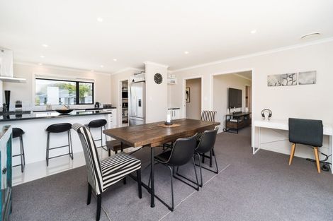 Photo of property in 11 Atlantic Drive, Fitzherbert, Palmerston North, 4410