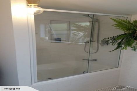 Photo of property in 1/4 Tawa Road, Te Atatu Peninsula, Auckland, 0610