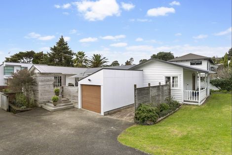 Photo of property in 21 Lyons Avenue, Murrays Bay, Auckland, 0630