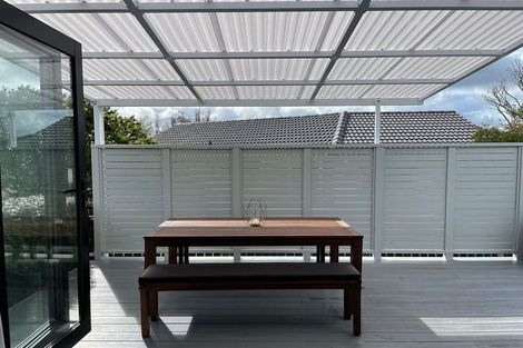 Photo of property in 32 Meadowood Drive, Unsworth Heights, Auckland, 0632