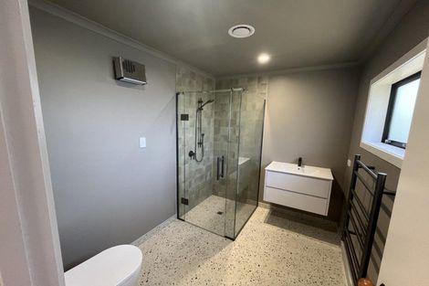 Photo of property in 15 Sequoia Grove, Merrilands, New Plymouth, 4312