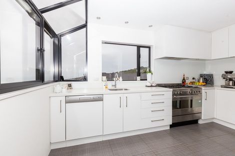 Photo of property in 30 Drayton Drive, Mount Pleasant, Christchurch, 8081