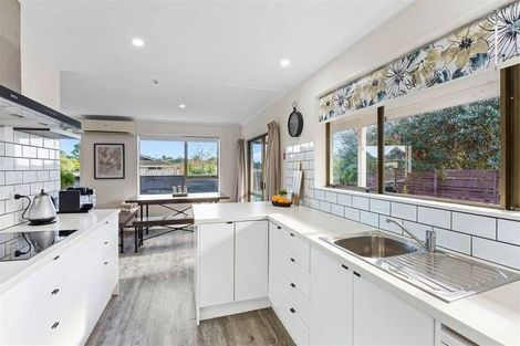 Photo of property in 34a Rewarewa Crescent, Waikanae, 5036